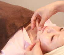 経絡顔筋ストレッチでさらに引き上げる